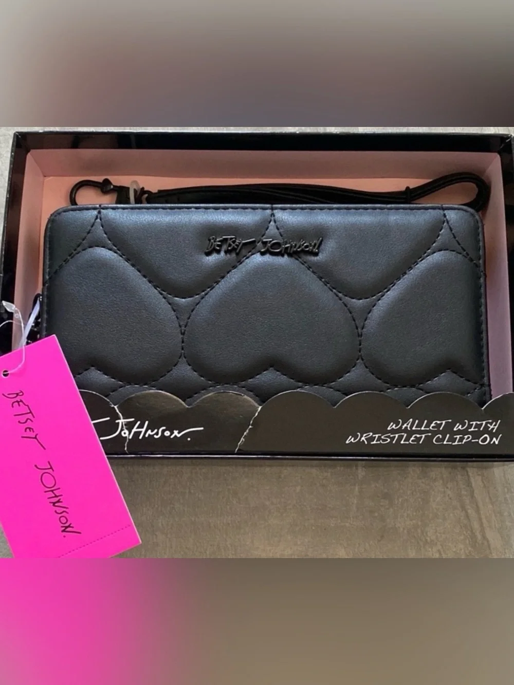 Betsey Johnson NWT Black Quilted Heart Wristlet Wallet Zip Around Clutch Boxed